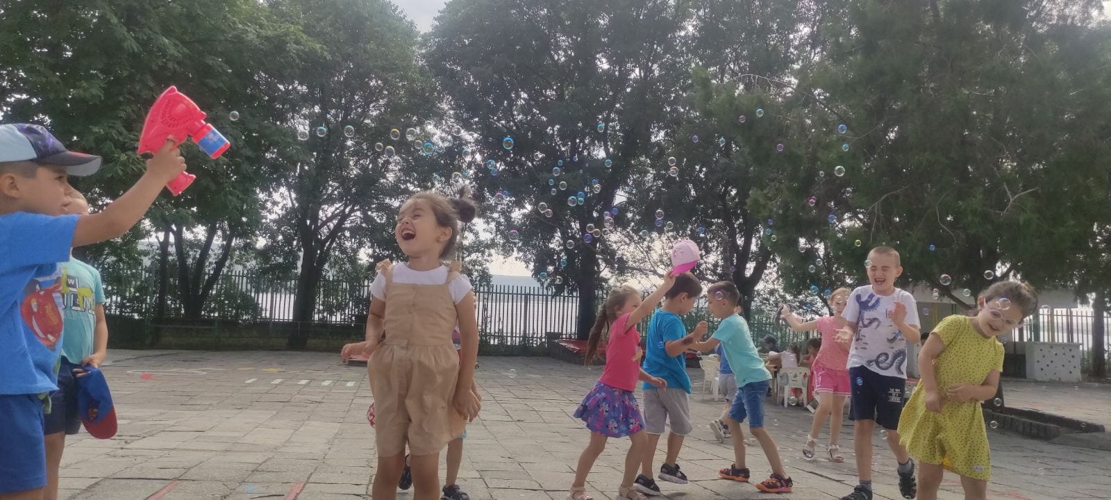 В петъчния следобед децата от ДГ Палечко се забавляваха на балонено парти
