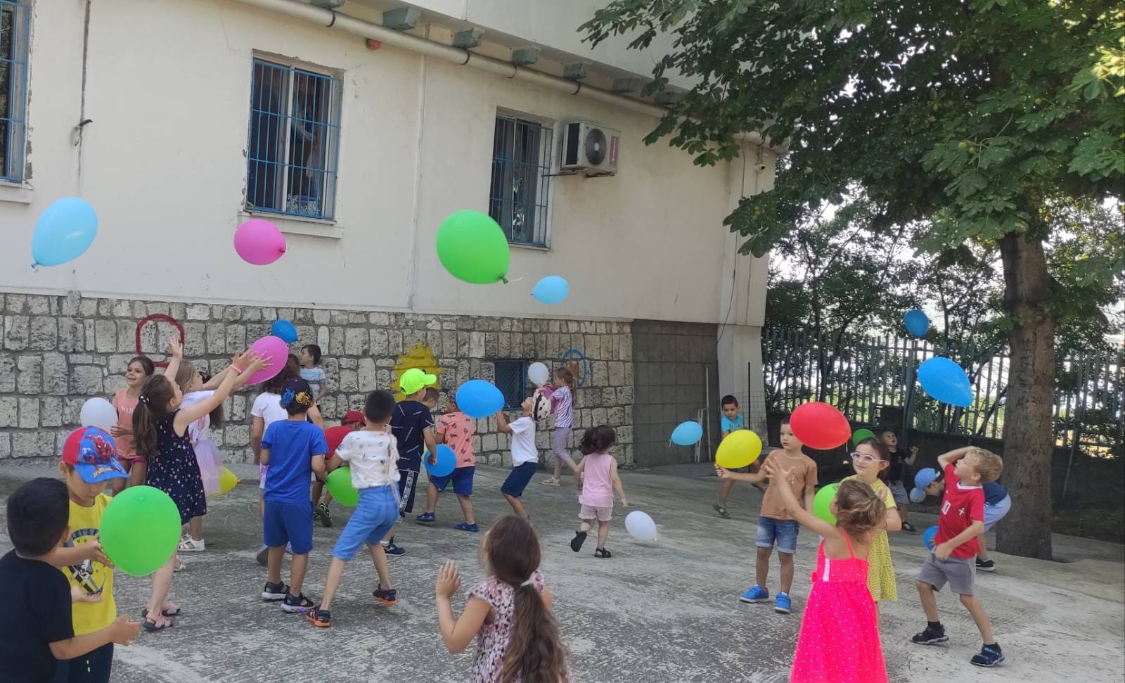 Веселие царува в ДГ Палечко. Децата се забавляват и щастие искри в очите им