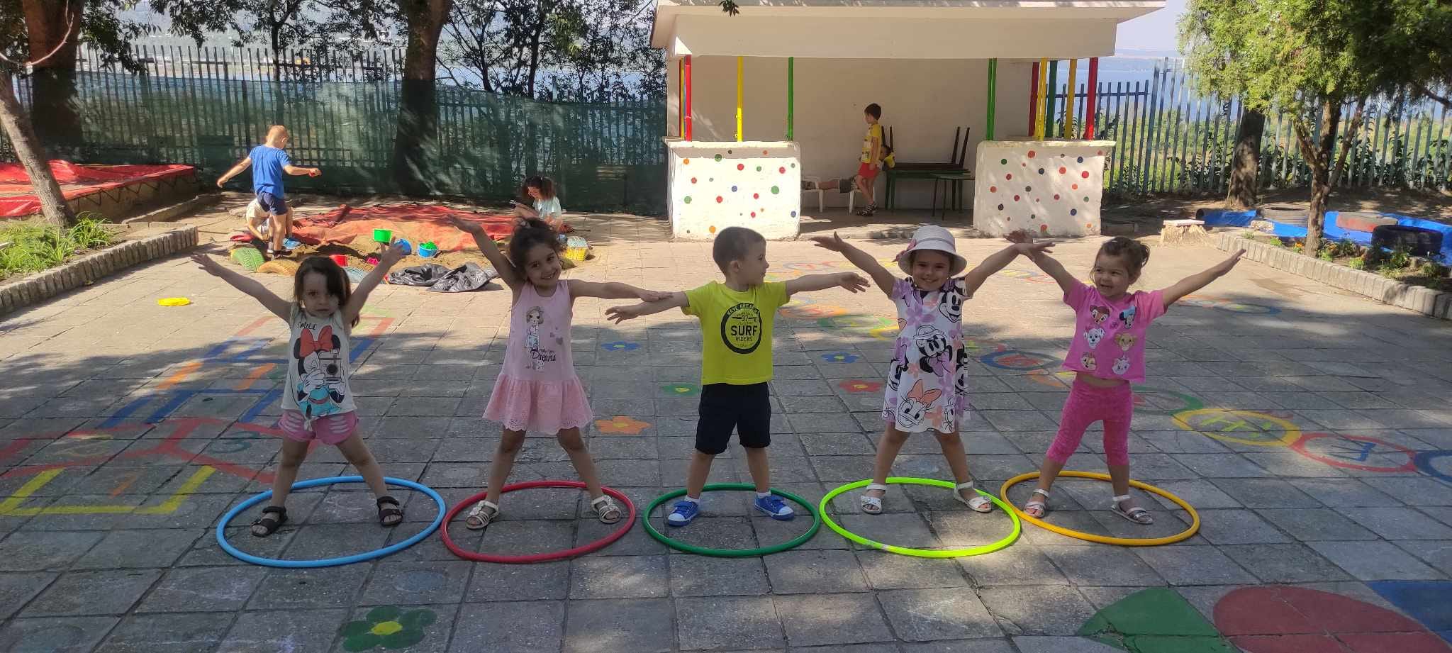 И днес дворът на детската градина бе изпълнен с много детски смях, летни забавления и весели игри