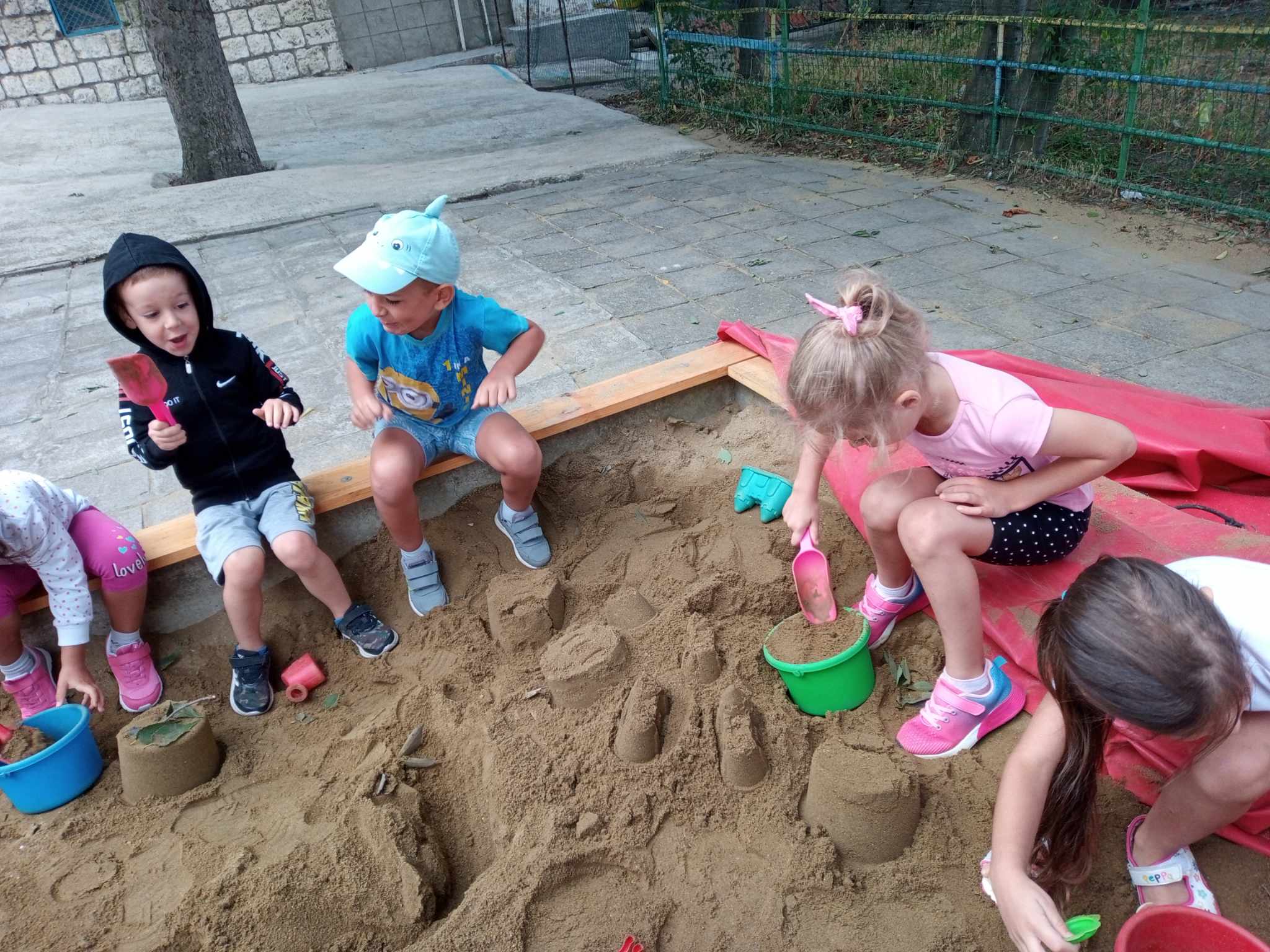 В нашата детска градина забавлението не спира - пясъчни замъци и други забавления